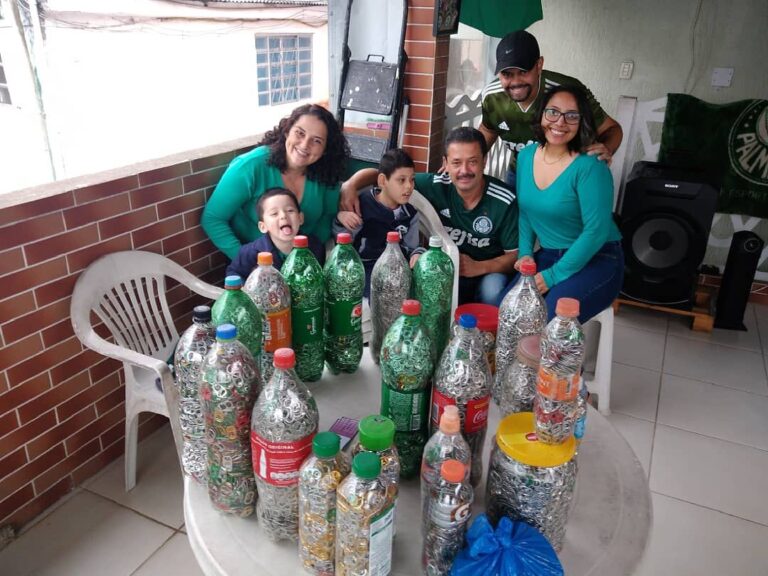 Jovens participantes da Turma do Jiló com diversas garrafas cheias de anéis de alumínio