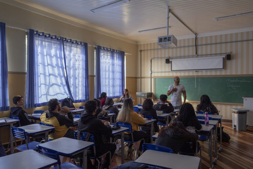 Jovens participantes da Turma do Jiló em uma sala escolar