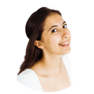 Mulher com cabelo castanho meio preso.